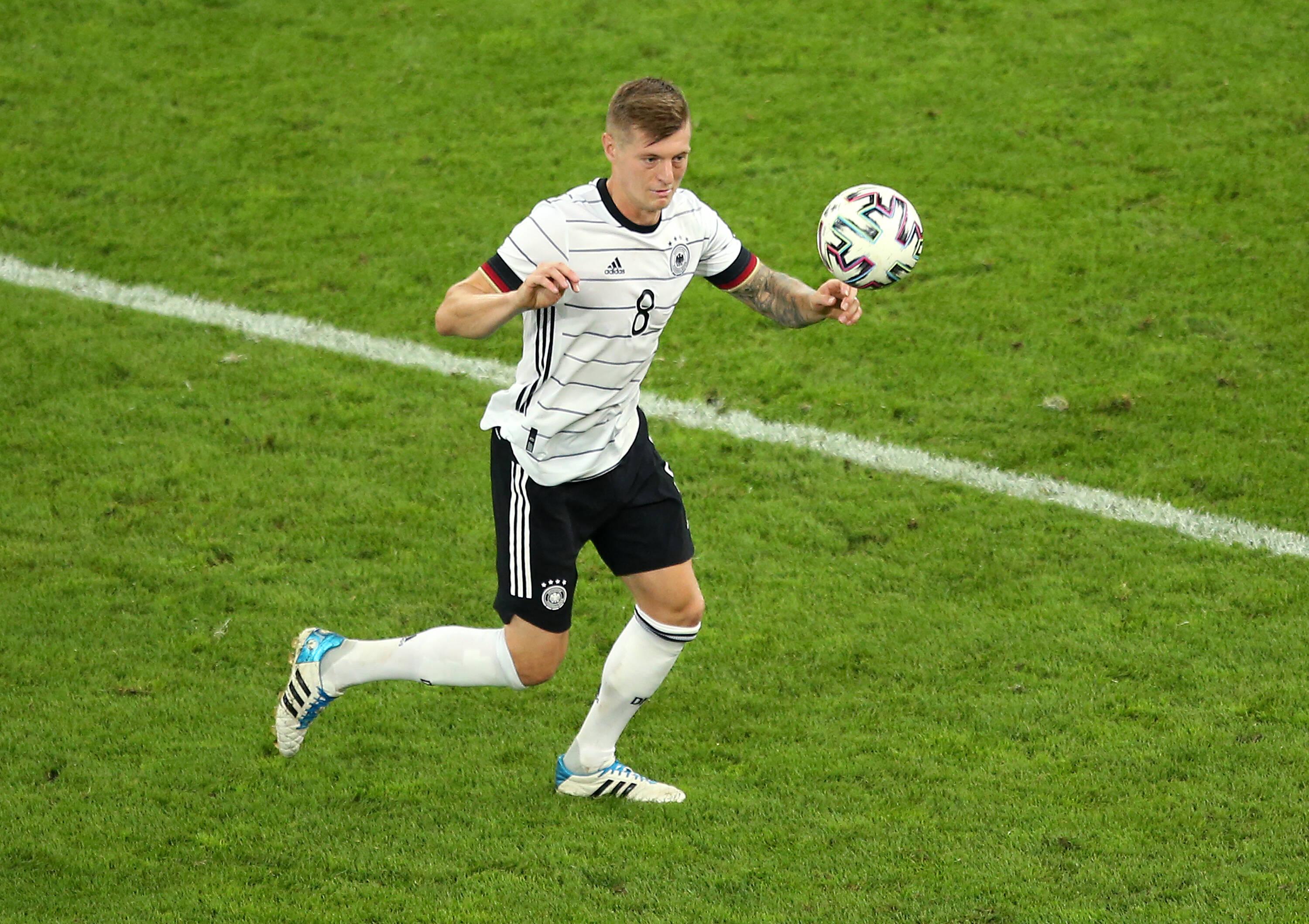 An Gündogans Seite könnte im defensiven Mittelfeld Toni Kroos auftauchen. Kroos hat anders als Gündogan schon bewiesen, dass er diese Mannschaft durch ein Turnier tragen kann. Er hat das sogar schon mehrmals getan und ist zudem für Real Madrid ein nicht ganz unwichtiger Spieler. So wie er das zuvor schon dem FC Bayern gewesen war. Trotzdem gab und gibt es viele Menschen, die bezweifeln, ob dieser Kroos die wichtige Rolle verdient hat, die ihm Joachim Löw und alle seine Vereinstrainer ständig einräumen. Kroos nimmt die Kritik meist mit einem Schulterzucken, manchmal mit einem Lächeln – und dann passt der 31-Jährige im nächsten Spiel wieder sehr gelassen den Ball ins Tor.