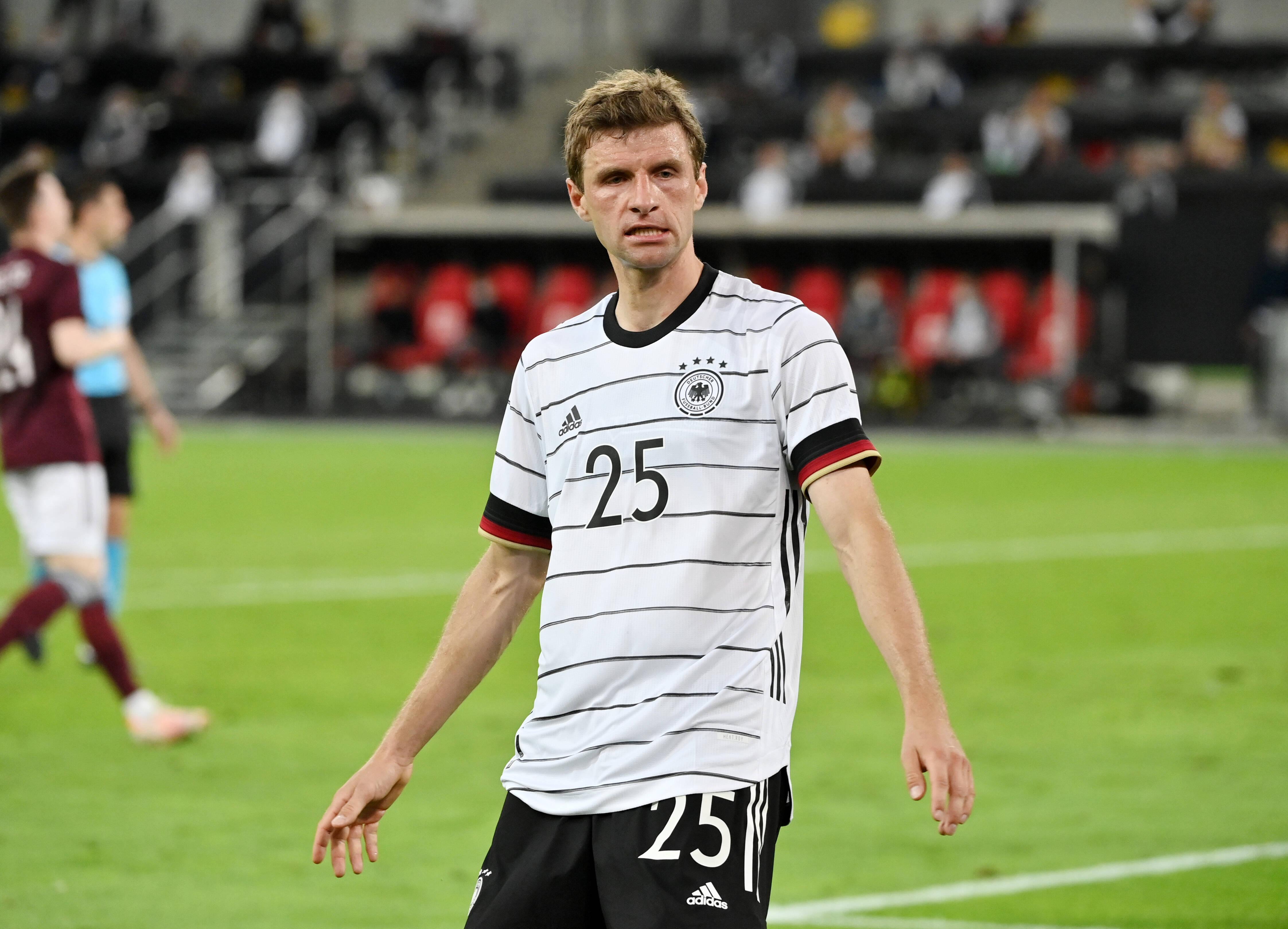 Ginge es nach dem Joachim Löw aus dem Sommer 2018, Thomas Müller würde an dieser Stelle nicht auftauchen. Aber so ist das eben mit Müller, er taucht ständig irgendwo auf, wo man nicht unbedingt mit ihm rechnet. Weil er das auch in den letzten zwei Jahren für den FC Bayern München in erstaunlicher Regelmäßigkeit gemacht hatte, musste der Joachim Löw des Sommers 2021 abrücken von seinem Plan, die Nationalmannschaft ohne Müller-Spielt-Immer neu auszurichten. Jetzt spielt der 31-jährige Müller wieder immer, schießt Traumtore und solche, für die sich Verteidiger schämen würden. Er verteidigt, stürmt und ordnet das Mittelfeld. Und er macht sehr schlechte Witze („Lewangolski“), aber das ist vielleicht egal. Das Turnier dauert ja nur vier Wochen.  