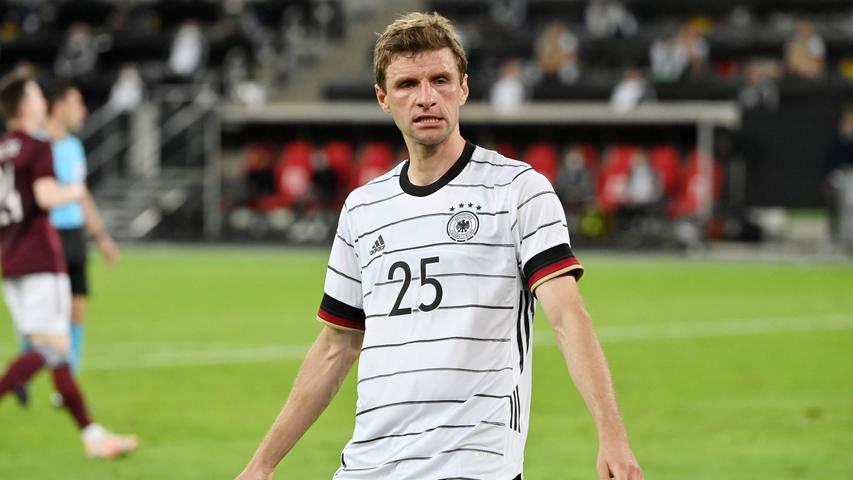Ginge es nach dem Joachim Löw aus dem Sommer 2018, Thomas Müller würde an dieser Stelle nicht auftauchen. Aber so ist das eben mit Müller, er taucht ständig irgendwo auf, wo man nicht unbedingt mit ihm rechnet. Weil er das auch in den letzten zwei Jahren für den FC Bayern München in erstaunlicher Regelmäßigkeit gemacht hatte, musste der Joachim Löw des Sommers 2021 abrücken von seinem Plan, die Nationalmannschaft ohne Müller-Spielt-Immer neu auszurichten. Jetzt spielt der 31-jährige Müller wieder immer, schießt Traumtore und solche, für die sich Verteidiger schämen würden. Er verteidigt, stürmt und ordnet das Mittelfeld. Und er macht sehr schlechte Witze („Lewangolski“), aber das ist vielleicht egal. Das Turnier dauert ja nur vier Wochen.
 
