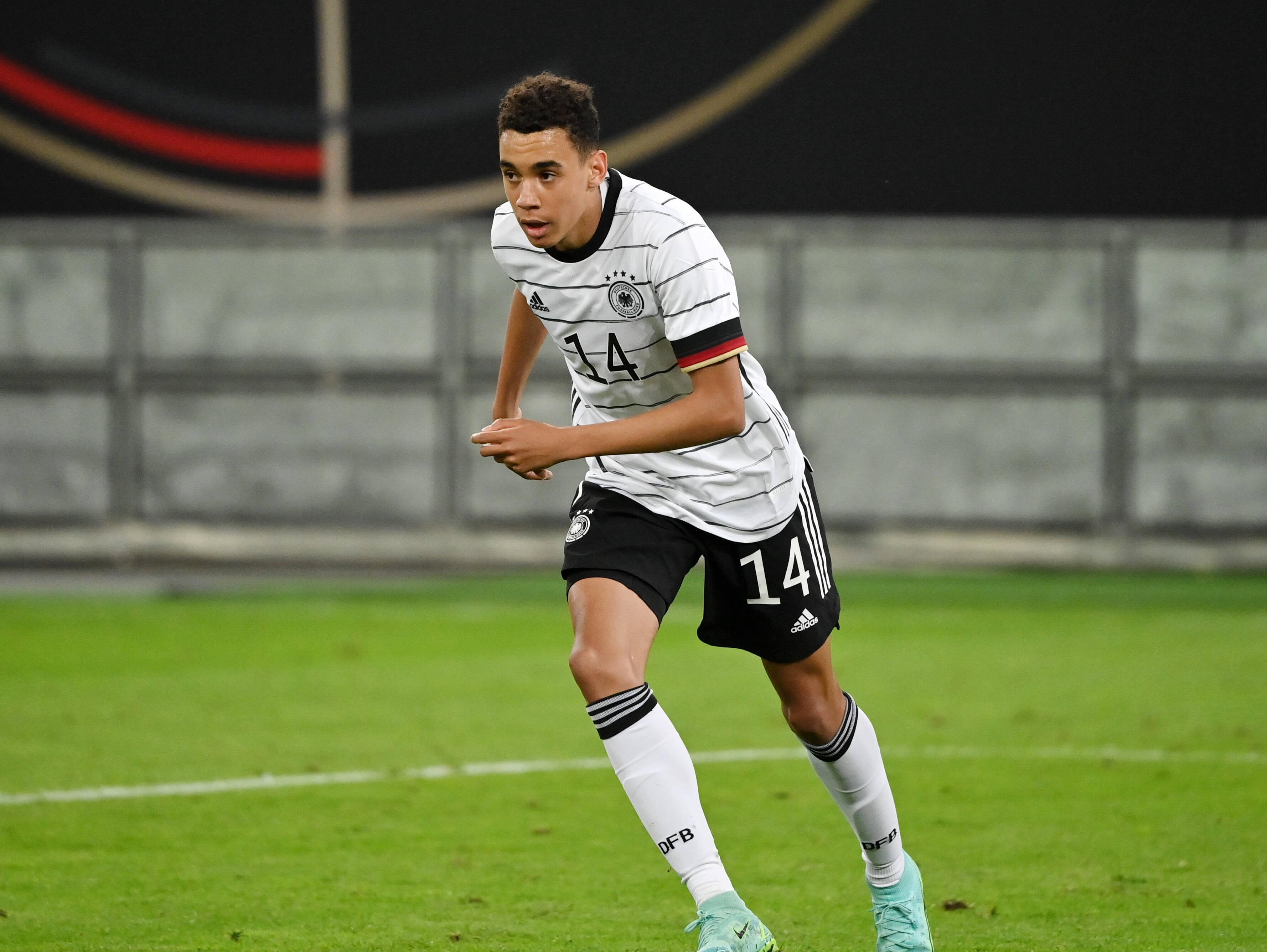 Über Brian Clough heißt es, dass er der beste Trainer war, den England nie hatte. Vielleicht sagt man das irgendwann in leichter Abwandlung auch über den Mittelfeldspieler Jamal Musiala. Wobei, erste Einschränkung vielleicht jetzt schon: Den Mittelfeldspieler Jamal Musiala hatte England ja schon. Musiala, in Stuttgart als Sohn einer Deutschen und eines Nigerianers geboren, war sieben Jahre jung, als seine Familie nach Southampton zog. Musiala wurde vom FC Chelsea entdeckt und dort zu einem Spieler, der für fast alle Nachwuchs-Nationalmannschaften Englands aufgelaufen ist. Nach seinem Wechsel zum FC Bayern München wurde der 18-Jährige auch in Deutschland berühmt – und von Joachim Löw erfolgreich dazu überredet, als Erwachsener doch bitte ein deutscher Nationalspieler zu werden. Jetzt ist Musiala der jüngste Teilnehmer der deutschen Reisegruppe – und tritt irgendwann während des Turniers sehr wahrscheinlich den entscheidenden Strafstoß in einem Elfmeterschießen gegen England.