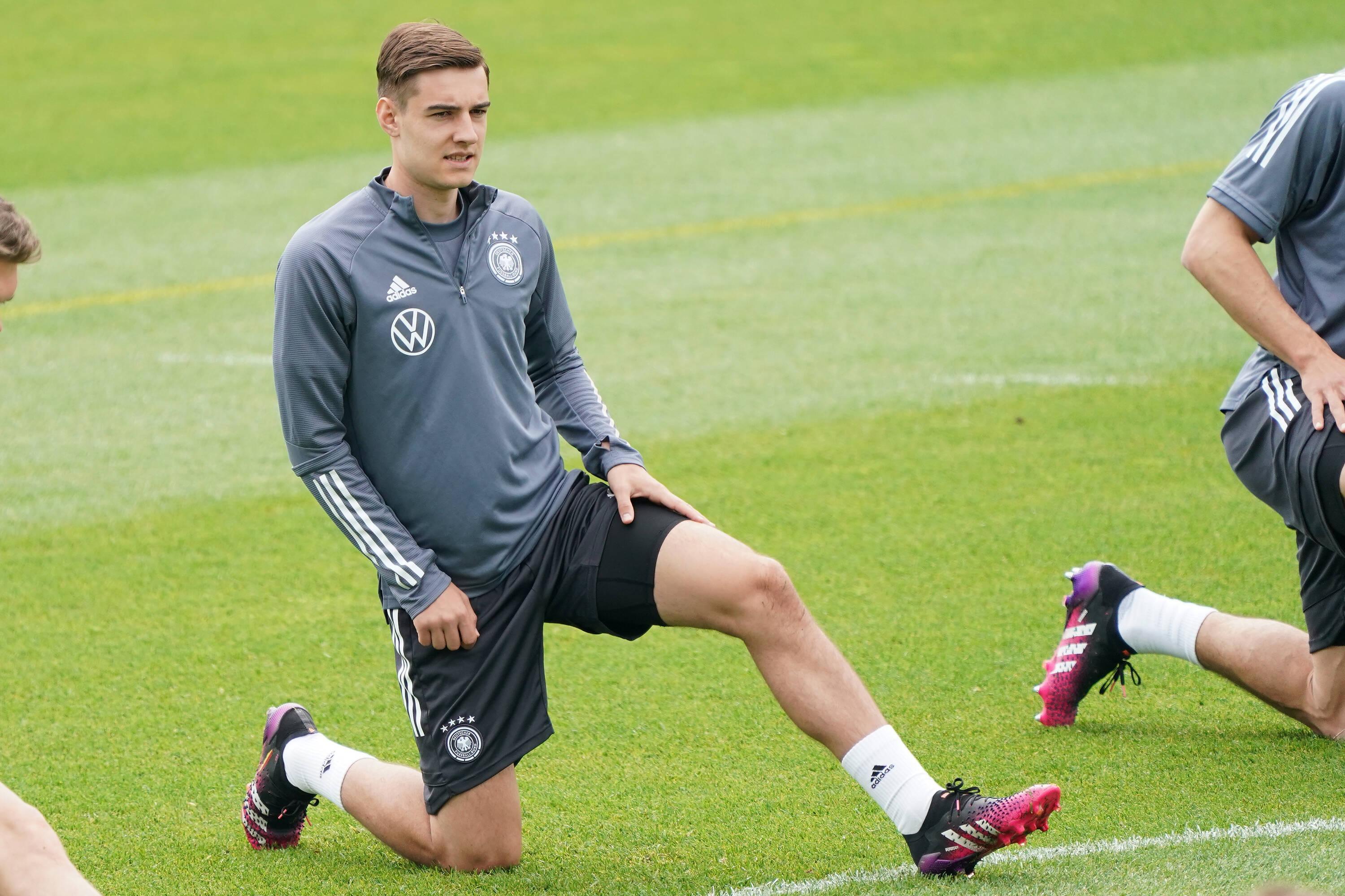 Es war ein Vergnügen, Florian Neuhaus zuzusehen. Der 24-Jährige von Borussia Mönchengladbach machte das vorletzte Testspiel vor der EM gegen Dänemark zu seinem. Kluge Pässe, kluge Bewegungen – es war ein Jammer, Florian Neuhaus zuzusehen. Neuhaus hat nämlich das Pech, in einen DFB-Jahrgang hineingeraten zu sein, in dem es nicht sonderlich selten ist, dass da ein Mittelfeldspieler zu klugen Pässen und klugen Bewegungen neigt. Also wird man Neuhaus mit großer Wahrscheinlichkeit bei dieser EM nicht zusehen können – und muss sich damit trösten, dass da noch andere Turniere folgen.