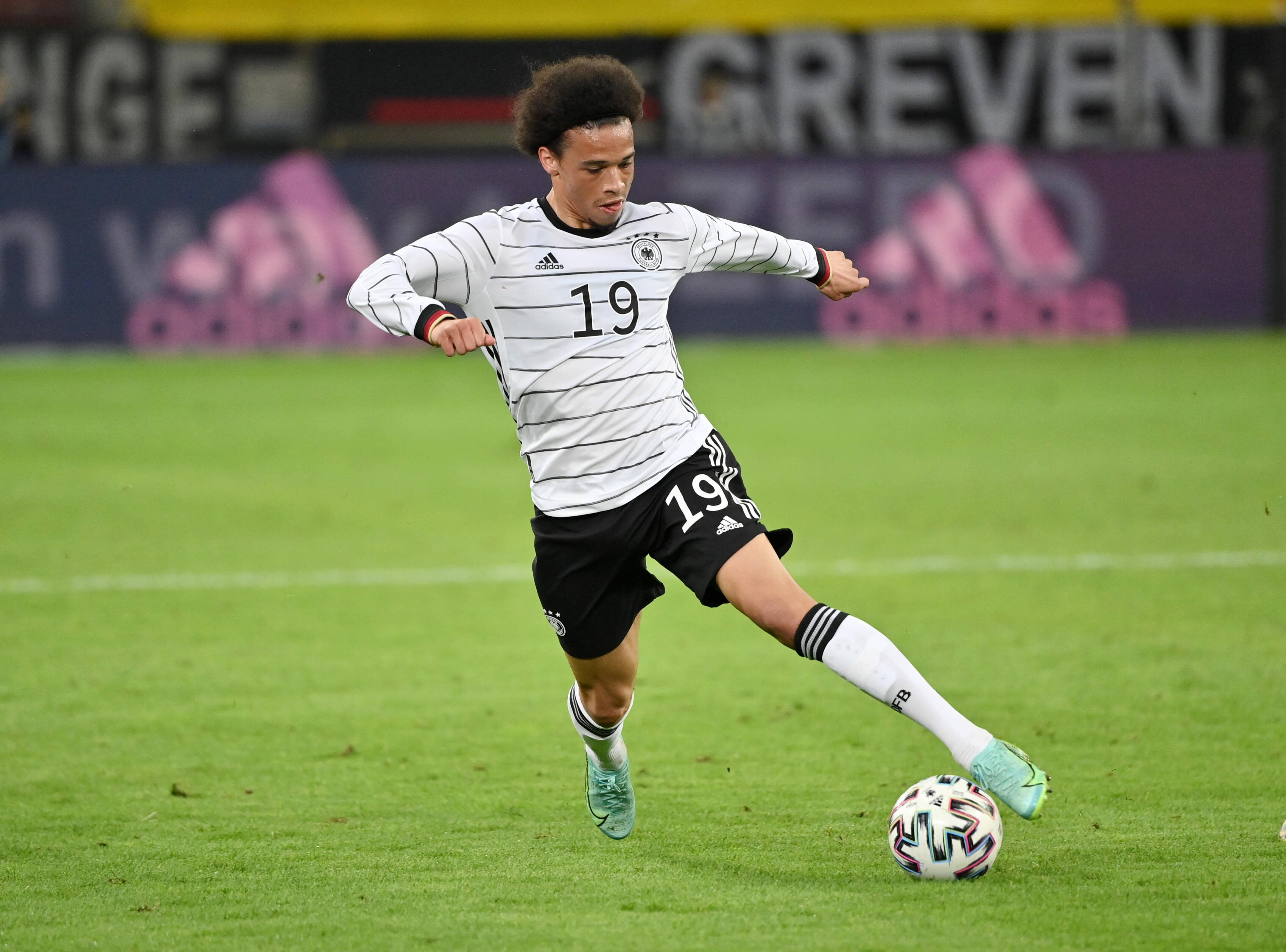 "Matthäus nimmt sich Sané vor." "Trainingsrangelei mit Gündogan – neuer Wirbel um DFB-Star Sané." "EM 2021 – Die Startelf der t-online-User: Comeback-Duo dabei, Sané chancenlos." Wer wissen will, wer die Nachfolge von Mesut Özil als Sündenbock in der Nationalmannschaft angetreten hat, muss nur die Überschriften lesen, die in den vergangenen Tagen über Leroy Sané verfasst wurden. Keine guten Überschriften, einmal der Versuch, Clicks abzugreifen (weil es keine Trainingsrangelei gab), und alles in allem sehr niederträchtig. Wie bei Özil wird bei Sané ständig über Körpersprache gesprochen, meist kommt sie nicht gut weg, die Körpersprache. Deshalb: Leroy Sané, geboren vor 25 Jahren in Essen, ist eine Ausnahmeerscheinung in der deutschen Offensive. Er macht hoffentlich dieses Turnier zu seinem, wie das seinen Fähigkeiten entsprechen würde. Danach können alle sehr großzügig ignorieren, was Matthäus oder die t-online-User dazu sagen.