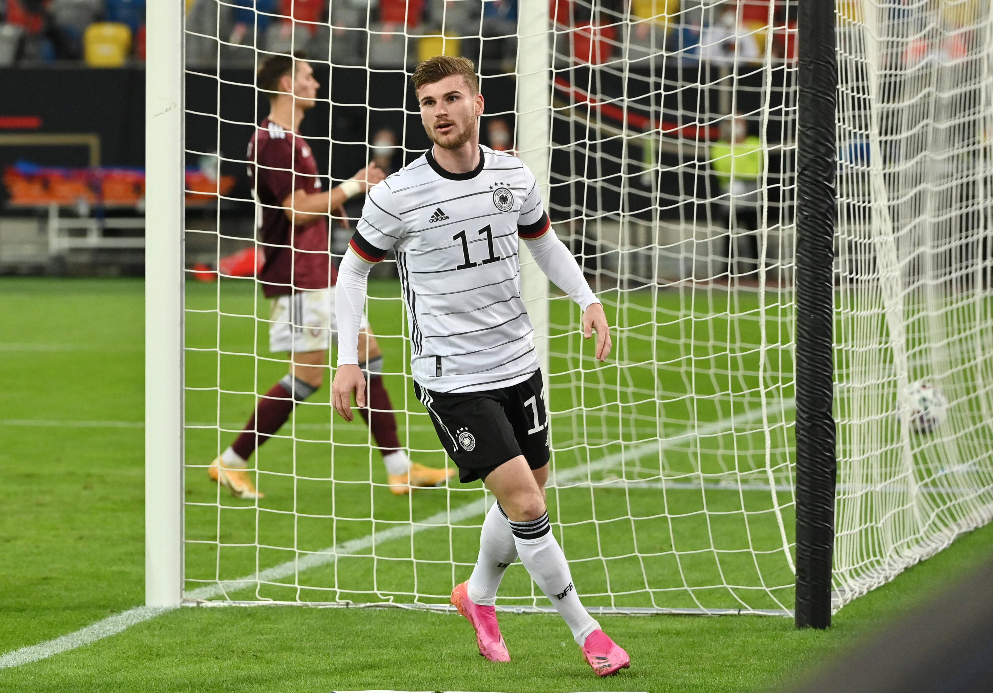 Timo Werner wird während der deutschen Spiele bei der Europameisterschaft nicht auf der Tribüne sitzen und schmollen. Zu dieser Klarstellung sah sich Werner jetzt gerade gezwungen, weil vor Turnierbeginn immer deutlicher wird, dass er während der deutschen Spiele auf der Tribüne sitzen wird. Zunächst einmal zumindest, andere Offensivkräfte sind bei Bundestrainer Joachim Löw derzeit noch beliebter als der Stürmer vom Chelsea FC. Durchgehend wird er nicht auf der Tribüne sitzen, manchmal wird ihn Löw schon auch einwechseln. Man wird dann einen Stürmer sehen, der mit Chelsea in seinem Premierenjahr die Champions League gewonnen hat, die Zeit in England aber auch dazu genutzt hat, sich einen Ruf als Chancentod aufzubauen. Dumm nur: Als Einwechselspieler trifft der 25-Jährige selten. „Das ist ein Punkt, in dem ich mich als Stürmer weiterentwickeln kann und sollte“, sagt Werner dazu. Eine EM scheint da eine gute Möglichkeit.   