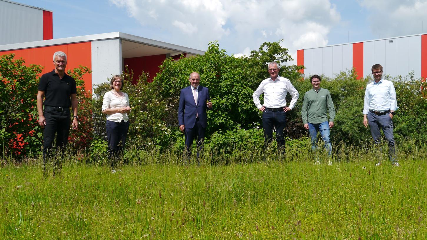 Links das Trio vom Landschaftspflegeverband Neumarkt und rechts dessen neuer Ökosponsor, Bernhard Hammerbacher und seine beiden Söhne. Links das Trio vom Landschaftspflegeverband Neumarkt und rechts dessen neuer Ökosponsor, Bernhard Hammerbacher und seine beiden Söhne.