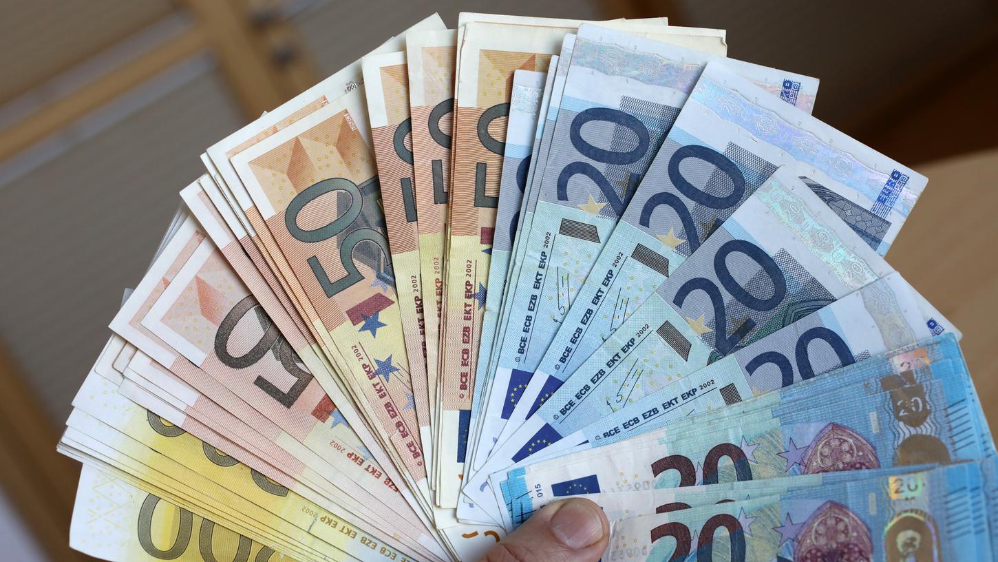 Dieses sichergestellte Falschgeld präsentierte die Polizei bei einem Pressetermin, es hat nichts mit dem Erlanger Fall zu tun, sondern dient als Symbolbild.
Dieses sichergestellte Falschgeld präsentierte die Polizei bei einem Pressetermin, es hat nichts mit dem Erlanger Fall zu tun, sondern dient als Symbolbild.