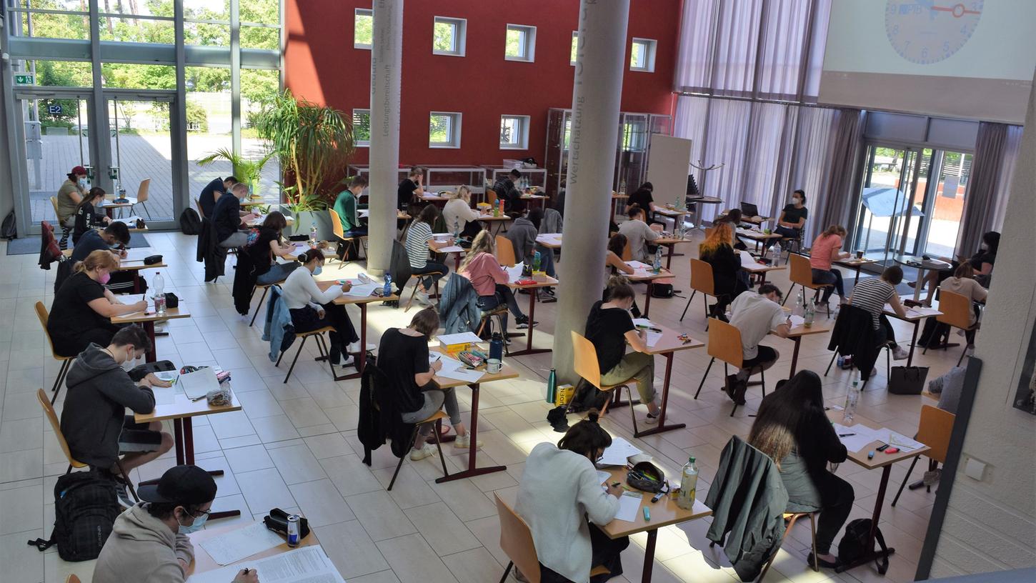 In der Maximilian-Kolbe-Schule in Neumarkt haben die Abiturprüfungen begonnen. Mit Deutsch ging es los. In der Maximilian-Kolbe-Schule in Neumarkt haben die Abiturprüfungen begonnen. Mit Deutsch ging es los.