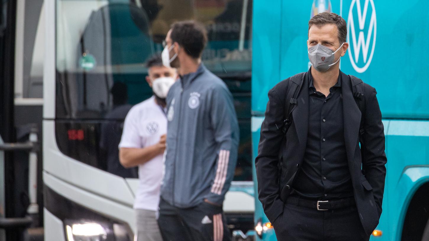 Zufrieden in Herzogenaurach: Oliver Bierhoff, hier bei der Ankunft in Nürnberg, mag das Base Camp der Nationalmannschaft sehr.
Zufrieden in Herzogenaurach: Oliver Bierhoff, hier bei der Ankunft in Nürnberg, mag das Base Camp der Nationalmannschaft sehr.