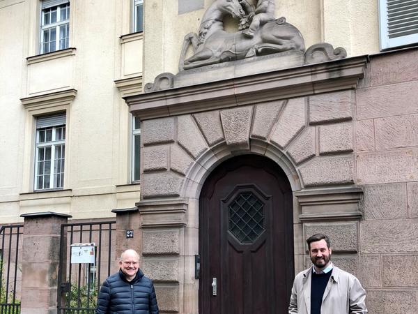 Bei einem Ortstermin: Sebastian Brehm und Sven Heublein (re.) am Eingang.