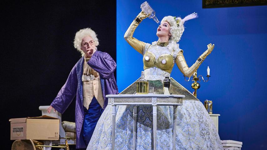 Pimpinones (Hans Gröning) Haushaltsroboterin Vespetta (Maria Ladurner) entwickelt ein Eigenleben und kriegt Durst.
Pimpinones (Hans Gröning) Haushaltsroboterin Vespetta (Maria Ladurner) entwickelt ein Eigenleben und kriegt Durst.