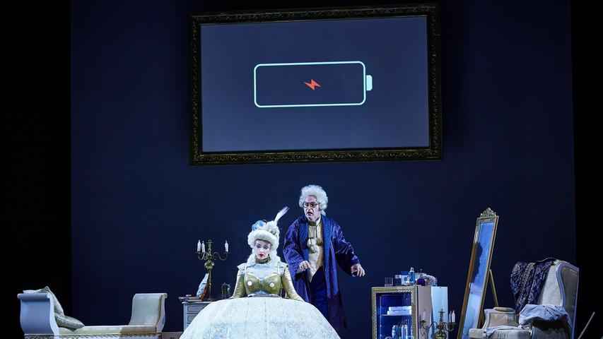 Wehe der Akku ist leer. Dann geht mit Vespetta (Maria Ladurner) nichts mehr und Pimpinone (Hans Gröning) schaut in die Röhre.
Wehe der Akku ist leer. Dann geht mit Vespetta (Maria Ladurner) nichts mehr und Pimpinone (Hans Gröning) schaut in die Röhre.