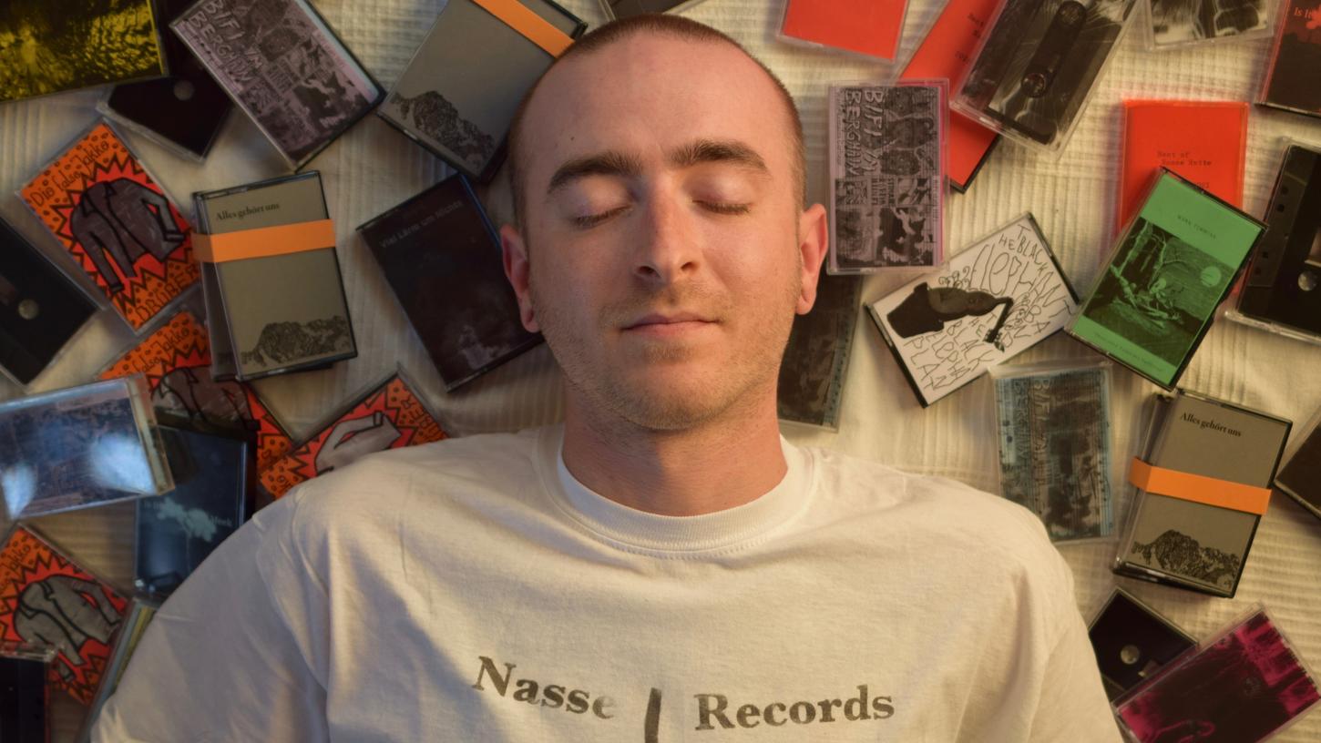Sebastian Birk, Musiker unter anderem bei den Nürnberger Bands Rainer Reiher und Leiden, betreibt aus seinem Fürther Wohnzimmer heraus das Cassetten-Label Nasse Records. Sebastian Birk, Musiker unter anderem bei den Nürnberger Bands Rainer Reiher und Leiden, betreibt aus seinem Fürther Wohnzimmer heraus das Cassetten-Label Nasse Records.