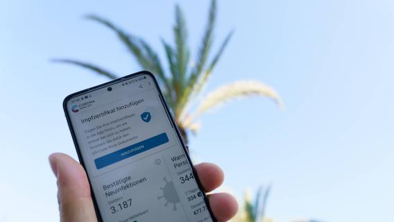 Ein digitales Impfzertifikat wird in eine Corona-WarnApp integriert Die Aufnahme ist im Juni 2021 an der Playa de Palma auf Mallorca entstanden.