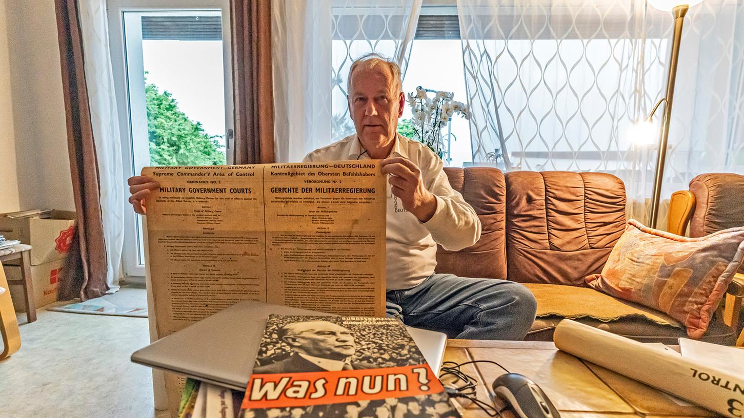 Der Schullehrer, Heimatforscher und Historiker Klaus Strienz zeigt in seinem Höchstadter Wohnzimmer historische Dokumente aus der frühen Nachkriegszeit, unter anderem von Flüchtlingskommissar Max Martin Brehm.