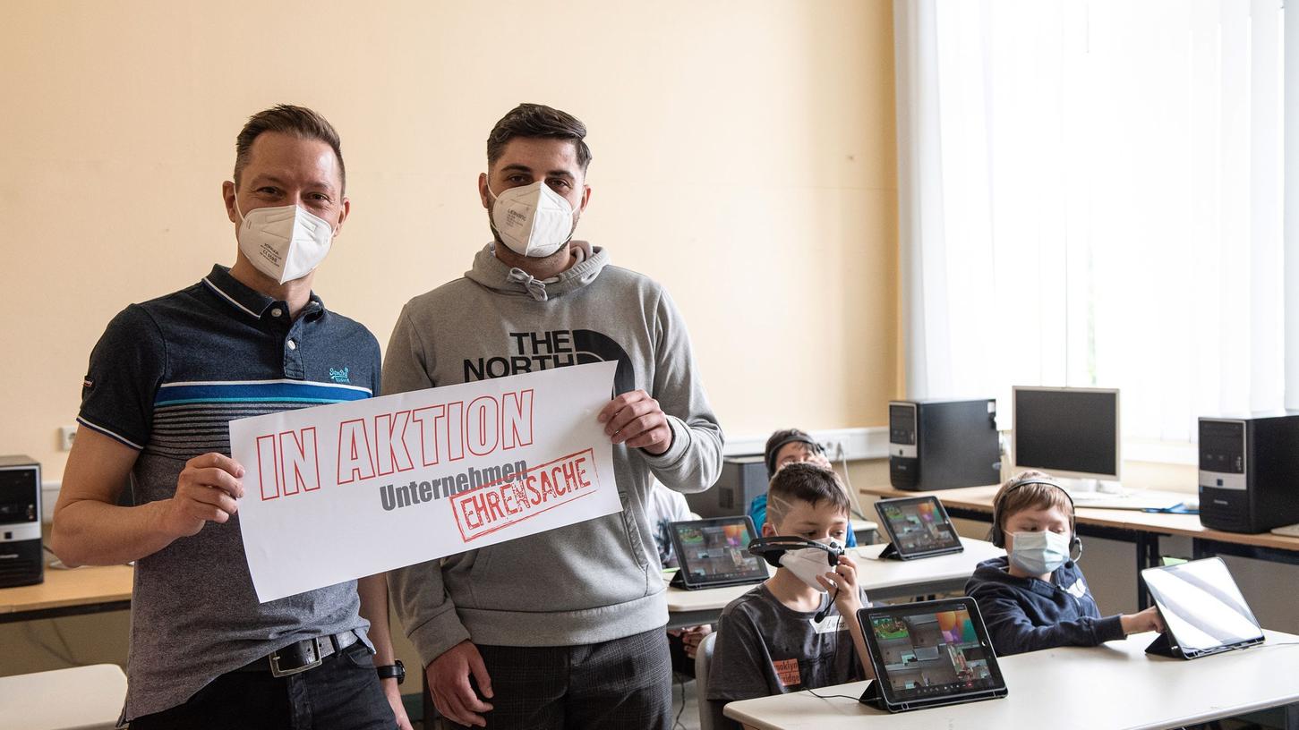 Beschäftigte "In Aktion": Mitarbeiter eines IT-& Software-Dienstleistungsunternehmens führten die Kinder des Sonderpädagogischen Förderzentrums An der Bärenschanze an die Arbeit mit dem Laptop und PC heran.
Beschäftigte "In Aktion": Mitarbeiter eines IT-& Software-Dienstleistungsunternehmens führten die Kinder des Sonderpädagogischen Förderzentrums An der Bärenschanze an die Arbeit mit dem Laptop und PC heran.