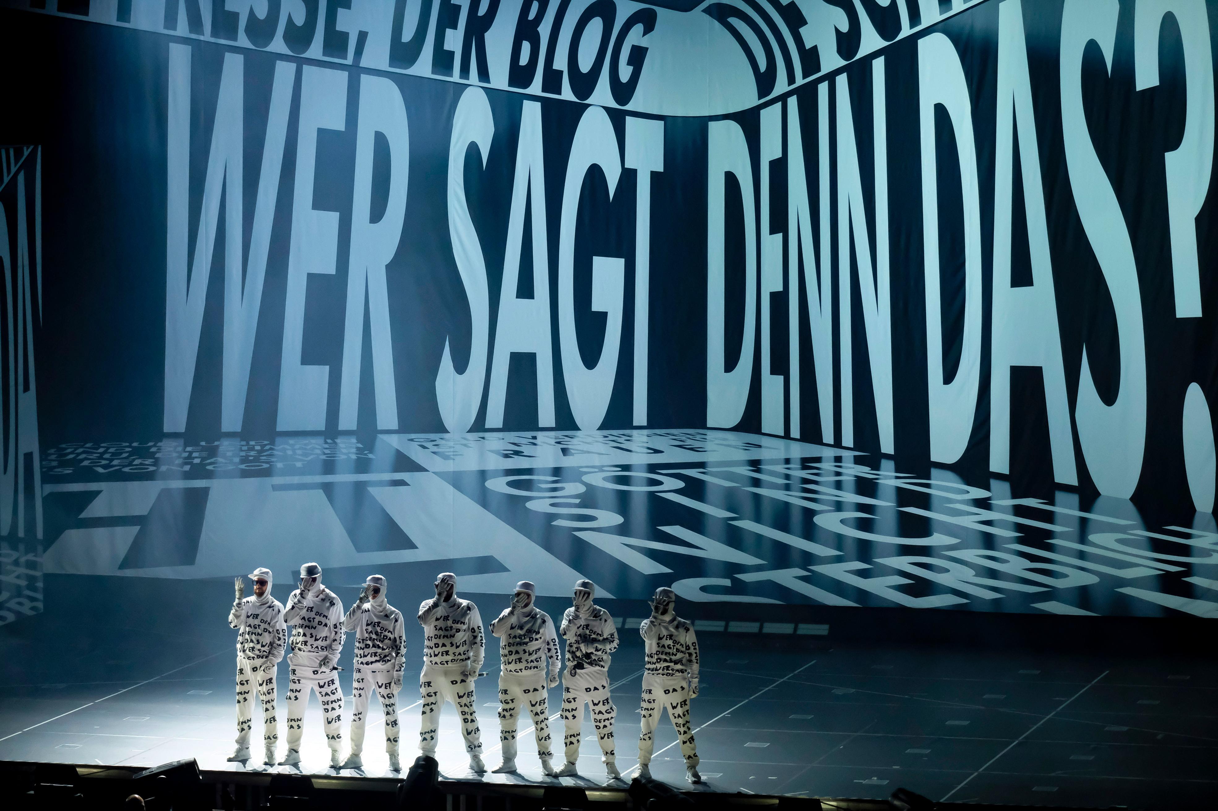 "Faktencheck der Eletropunker" hießt dieses Foto von Günter Distler. Er ist Redakationsmitglied von Nürnberger Nachrichten und Nürnberger Zeitung und gewann für sein Konzertfoto von Deichkind kurz vor dem ersten Lockdown im Februar 2020 in der Arena den Pressefoto-Wettbewerb in der Sparte Kultur. Im Song "Wer sagt denn das?" setzen sich Deichkind kritisch mit "alternativen Fakten" auseinander.