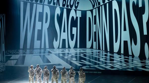 "Faktencheck der Eletropunker" hießt dieses Foto von Günter Distler. Er ist Redakationsmitglied von Nürnberger Nachrichten und Nürnberger Zeitung und gewann für sein Konzertfoto von Deichkind kurz vor dem ersten Lockdown im Februar 2020 in der Arena den Pressefoto-Wettbewerb in der Sparte Kultur. Im Song "Wer sagt denn das?" setzen sich Deichkind kritisch mit "alternativen Fakten" auseinander.