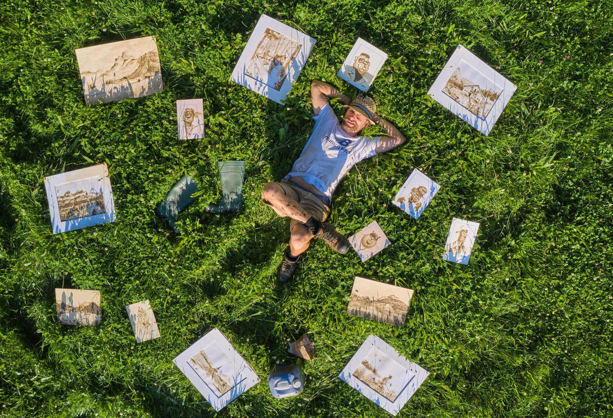 "Anrüchige Malerei" heißt dieses Foto von  Peter Schatz, der in Oberbayern den Landwirt und Künstler Peter Härtl porträtierte. Härtl malt mit Kuhdung. Sein Material fängt er direkt hinter der Kuh auf ...