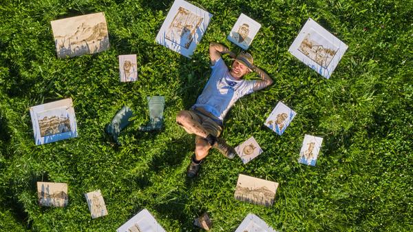 "Anrüchige Malerei" heißt dieses Foto von Peter Schatz, der in Oberbayern den Landwirt und Künstler Peter Härtl porträtierte. Härtl malt mit Kuhdung. Sein Material fängt er direkt hinter der Kuh auf ...