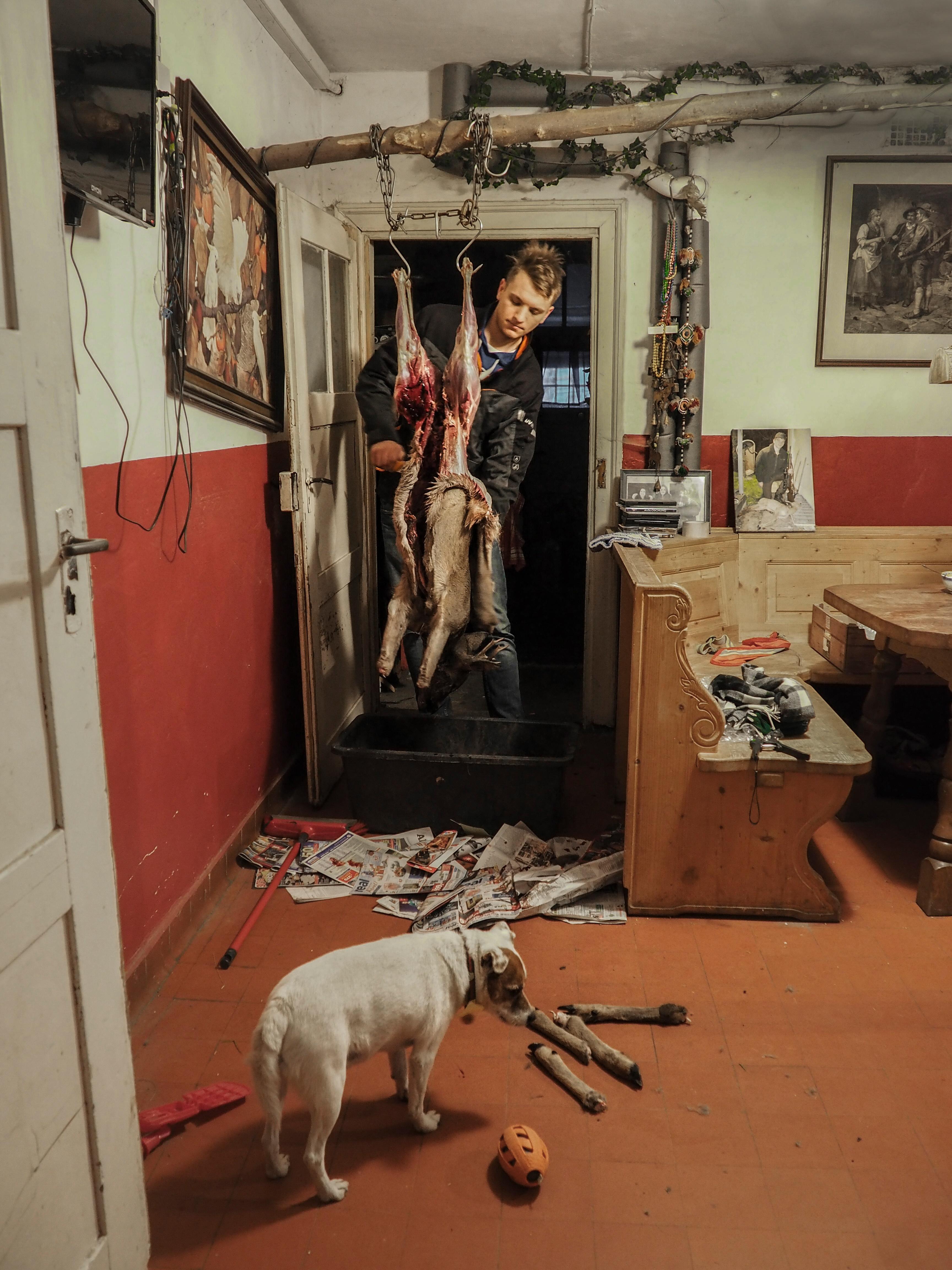 "Jungjäger in seiner Jagdstube" heißt dieses Foto von Sophie Linckersdorff, mit dem sie in der Kategorie "Bayern, Land und Leute" gewann.