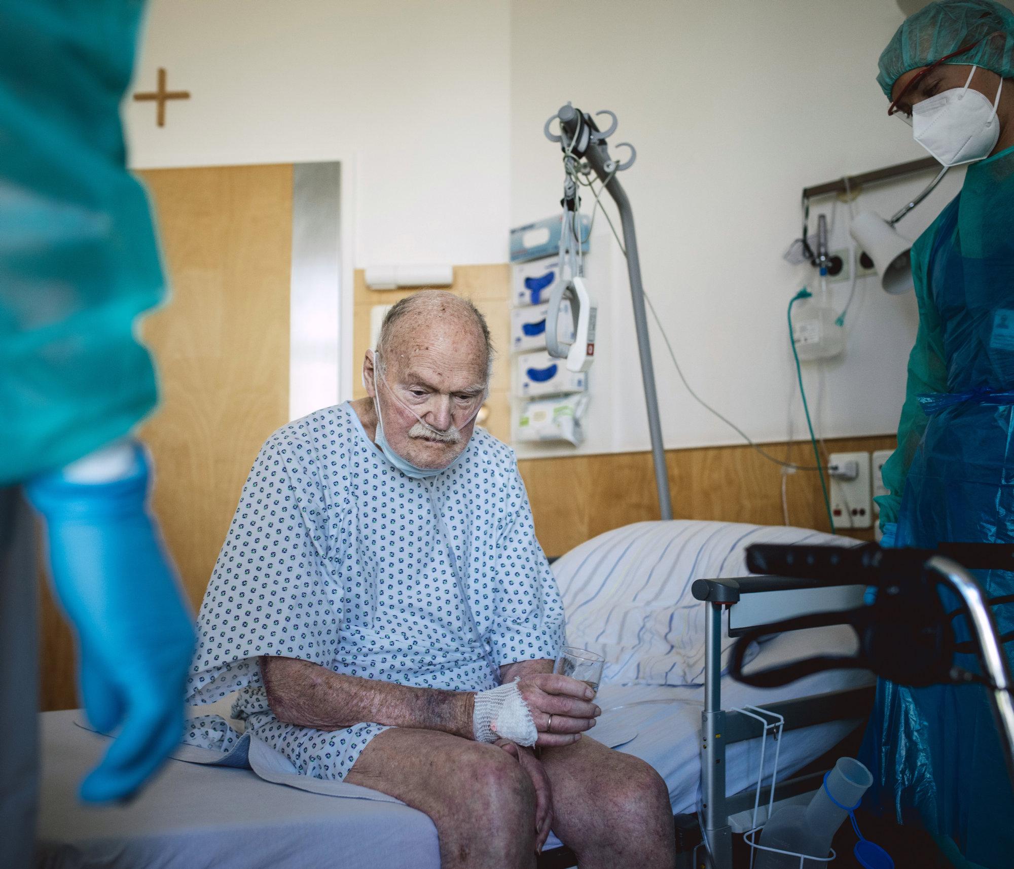 Für seine Aufnahme eines 90-järigen Covic-19-Patienten gewann Florian Bachmeier den Titel "Pressefoto des Jahres 2020". Der ältere Herr sitzt am Krankenbett und befindet sich bereits auf dem Weg der Besserung - während seine Frau eine Woche vorher an Corona starb.
