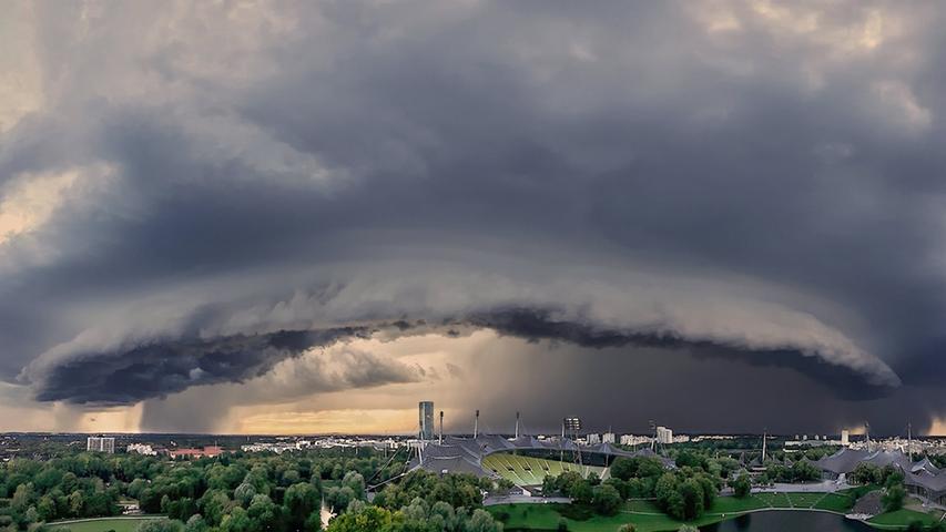 Für seine Fotografie "Schauspiel am Himmel" gewann Henning Pfeifer beim "Pressefoto Bayern 2020" in der Kategorie "Umwelt und Energie". Er zeigt eine markante Wolkenformation über dem Münchner Olympiastadion.