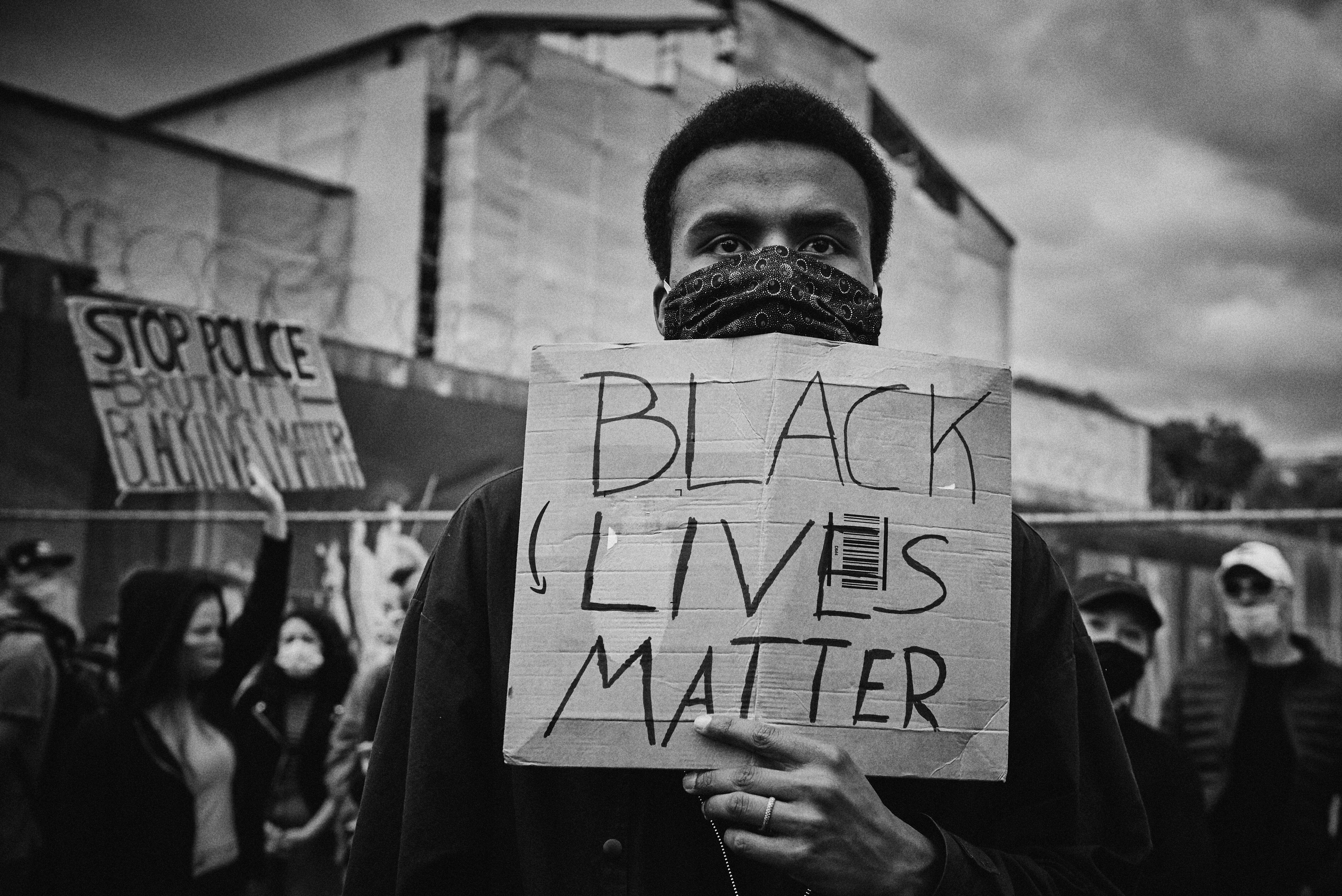 Der Tod des 26-jährigen Afroamerikaners George Floyd in Minneapolis treibt im Juni 2020 die Münchner auf die Straße. Geplant war ein stiller Protest. Dann strömen 25000 Menschen auf den Königsplatz und demonstrieren gegen Rassismus. Robert Günther gewann beim "Pressefoto Bayern" mit diesem Motiv in der Kategorie "Tagesaktualität".