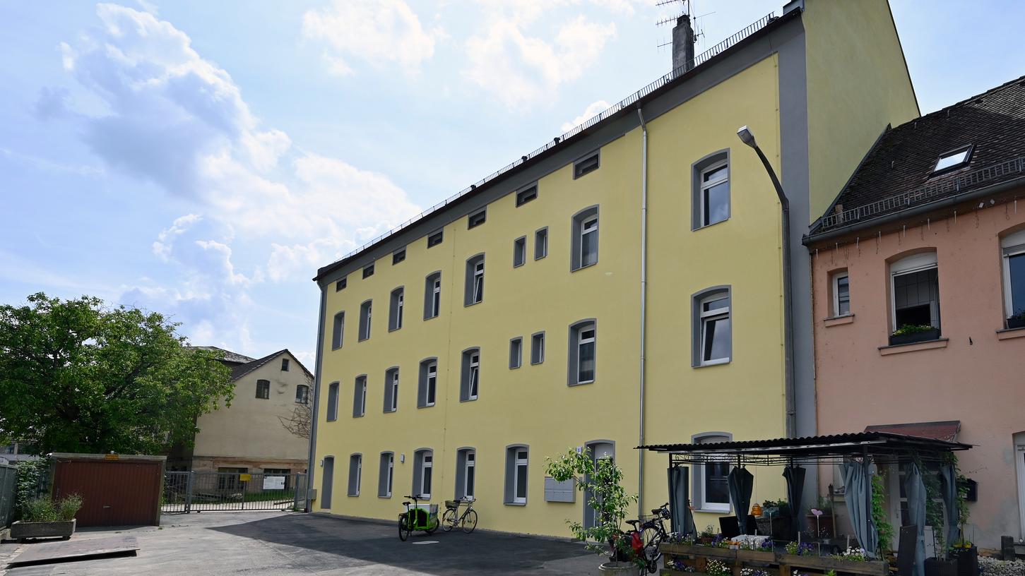 In der Wöhrmühle hat die städtische Wohnungsbaugesellschaft Gewobau im Auftrag der Stadt Erlangen fünf Wohnungen geschaffen. Hier sollen nun wohnungslose Familien einziehen.
In der Wöhrmühle hat die städtische Wohnungsbaugesellschaft Gewobau im Auftrag der Stadt Erlangen fünf Wohnungen geschaffen. Hier sollen nun wohnungslose Familien einziehen.