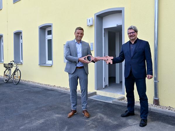 Bürgermeister und Gewobau-Vorsitzender Jörg Volleth übergab dem Erlanger Sozialreferenten Dieter Rosner symbolisch einen Schlüssel.
Bürgermeister und Gewobau-Vorsitzender Jörg Volleth übergab dem Erlanger Sozialreferenten Dieter Rosner symbolisch einen Schlüssel.
