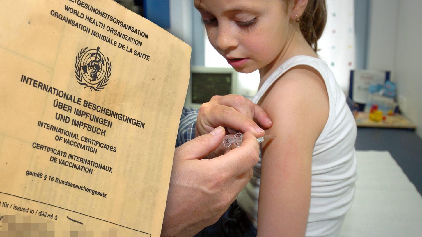 Eigentlich sollen Kinder unter zwölf Jahren gar nicht gegen Corona geimpft werden, doch manche Eltern fragen dennoch in den Kinder- und Jugendarztpraxen nach Impfterminen für ihre Kleinkinder. In vielen Familien ist die Verunsicherung groß, was das Beste für den Nachwuchs ist. Eigentlich sollen Kinder unter zwölf Jahren gar nicht gegen Corona geimpft werden, doch manche Eltern fragen dennoch in den Kinder- und Jugendarztpraxen nach Impfterminen für ihre Kleinkinder. In vielen Familien ist die Verunsicherung groß, was das Beste für den Nachwuchs ist.