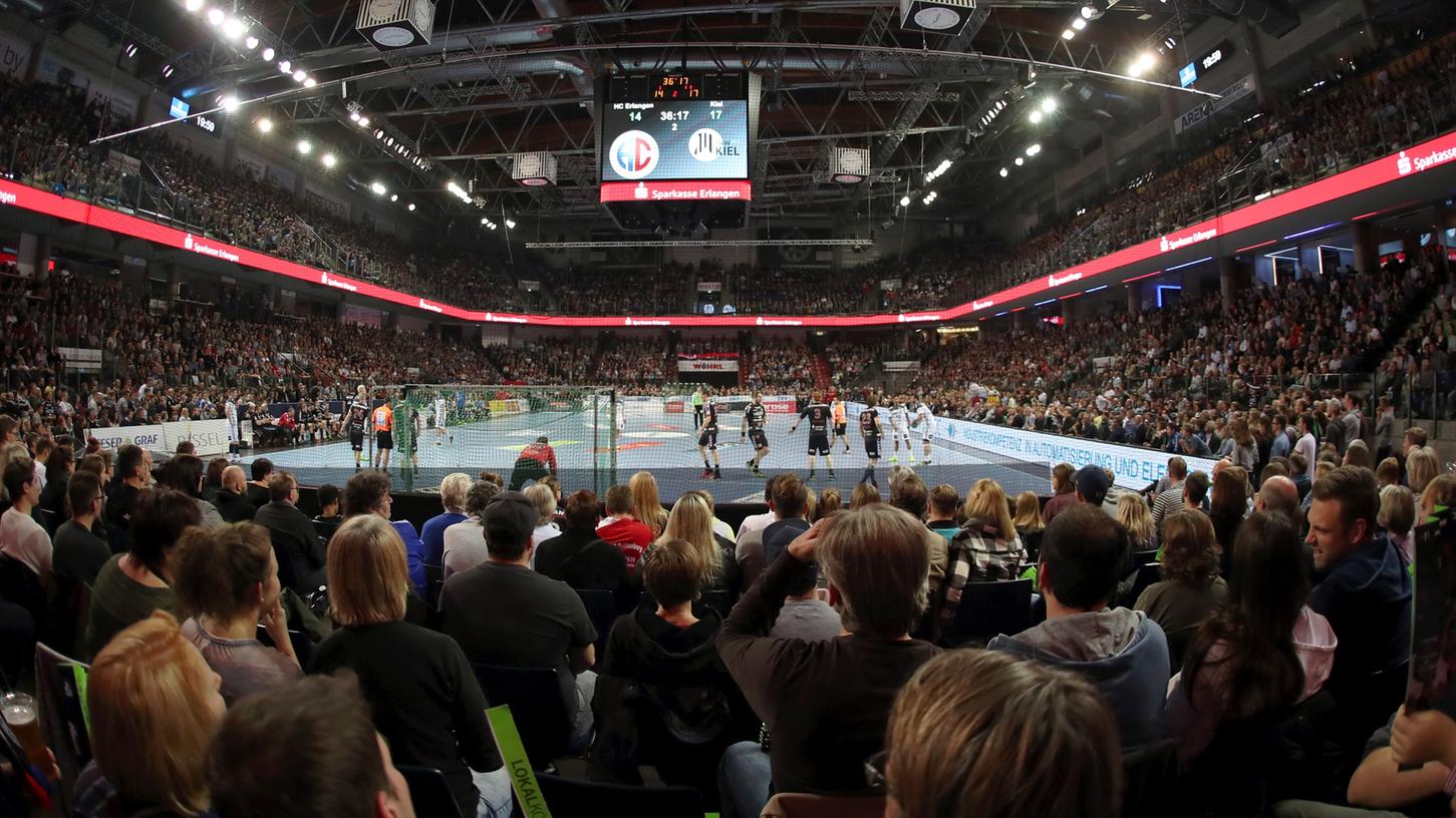 So voll wie hier gegen Kiel wird die Arena vorerst nicht werden. Aber die Tendenz ist positiv.
So voll wie hier gegen Kiel wird die Arena vorerst nicht werden. Aber die Tendenz ist positiv.