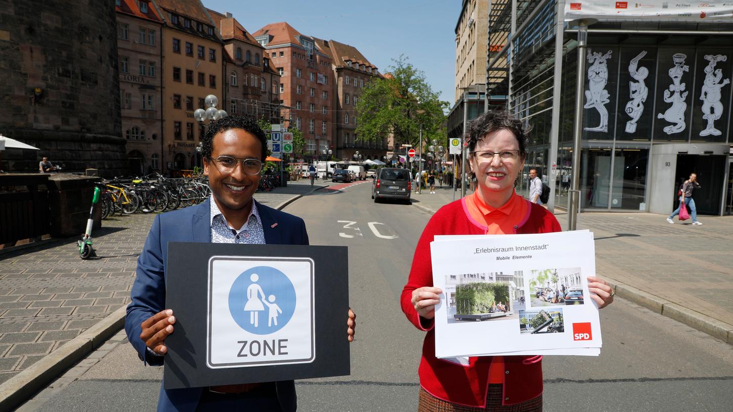 SPD-Parteichef Nasser Ahmed und Planungsexpertin Christine Kayser präsentieren ihre Pläne für die Köngstraße. 