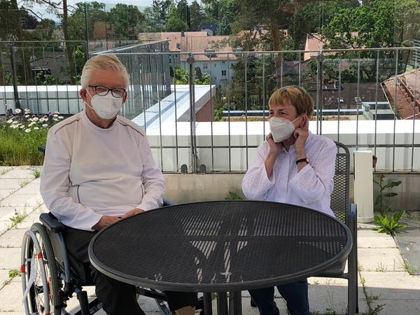 Die Freude ist groß: Ruth Maria Wissmann kann ihren Mann Peter durch die gelockerten Besuchsregelungen jetzt täglich im Malteser Waldkrankenhaus St. Marien besuchen. Die Freude ist groß: Ruth Maria Wissmann kann ihren Mann Peter durch die gelockerten Besuchsregelungen jetzt täglich im Malteser Waldkrankenhaus St. Marien besuchen.