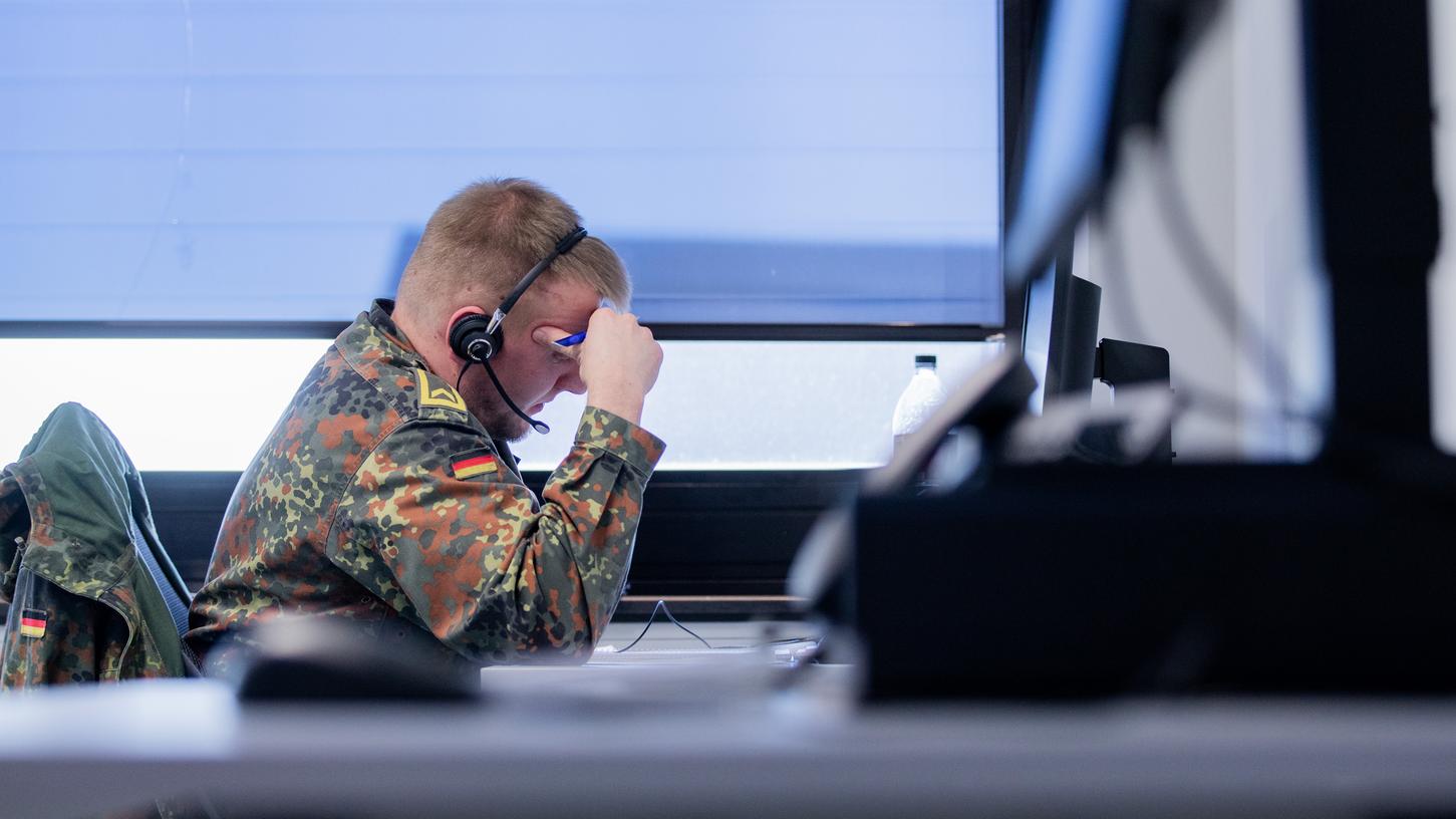 Soldatinnen und Soldaten der Bundeswehr helfen bei der Nachverfolgung von Kontakten Infizierter im Gesundheitsamt. Sie müssen auch die Vorgeschichte der Betroffenen kennen, um sie gezielt informieren zu können, heißt es im Gesundheitsreferat Nürnberg.
Soldatinnen und Soldaten der Bundeswehr helfen bei der Nachverfolgung von Kontakten Infizierter im Gesundheitsamt. Sie müssen auch die Vorgeschichte der Betroffenen kennen, um sie gezielt informieren zu können, heißt es im Gesundheitsreferat Nürnberg.