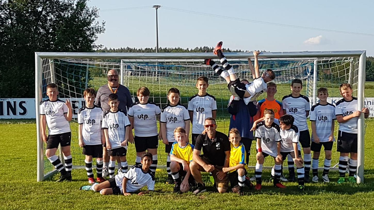 Jugendleiter Werner Müller (hinten links) im Jahr 2018 mit seinen Schützlingen. Um den Nachwuchs nach der langen Corona-Pause fußballerisch zu fördern, hat er die Fußball Akademie Bayern nach Schnabelwaid eingeladen.