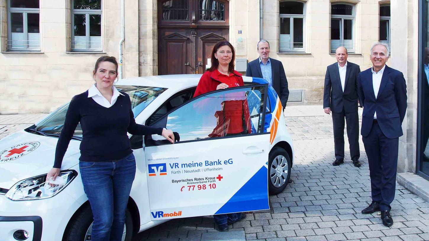 Vorstandssprecher der VR meine Bank eG Markus Engelmayer (r.) und Regionaldirektor Ully Klein (2. V. r.) übergeben die Spende an Katrin Rohm, die Leiterin für Pflege und Soziales des BRK Fürth (l.), eine Schwester des Pflegedienstes (2. v. l.) und den Kreisgeschäftsführer Thomas Leipold (Mitte) des BRK Fürth. Foto: Jutta Kopp Vorstandssprecher der VR meine Bank eG Markus Engelmayer (r.) und Regionaldirektor Ully Klein (2. V. r.) übergeben die Spende an Katrin Rohm, die Leiterin für Pflege und Soziales des BRK Fürth (l.), eine Schwester des Pflegedienstes (2. v. l.) und den Kreisgeschäftsführer Thomas Leipold (Mitte) des BRK Fürth. Foto: Jutta Kopp