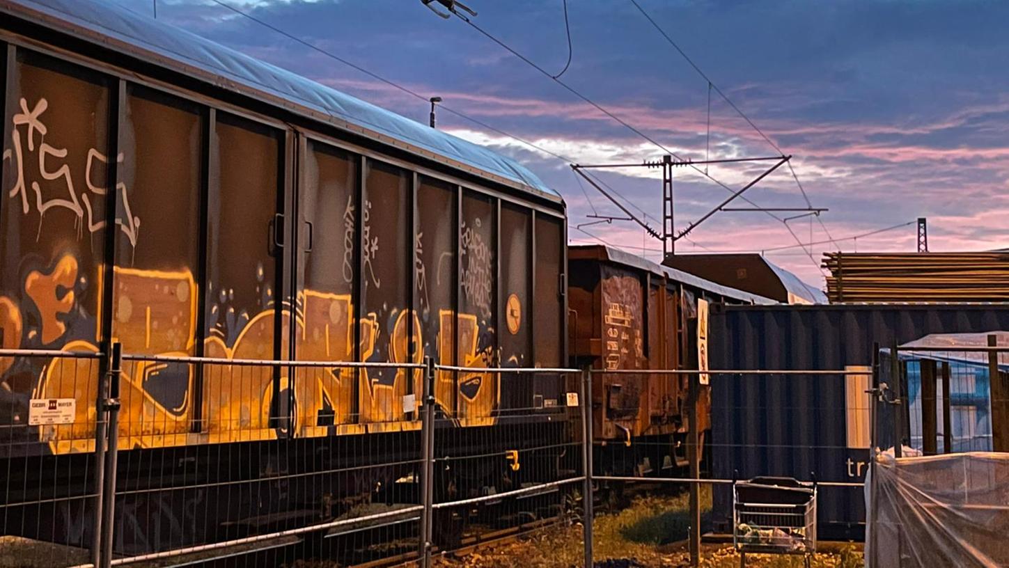 Auf einem Gleis wie diesem am Rangierbahnhof kletterte das Mädchen auf einen Waggon. 