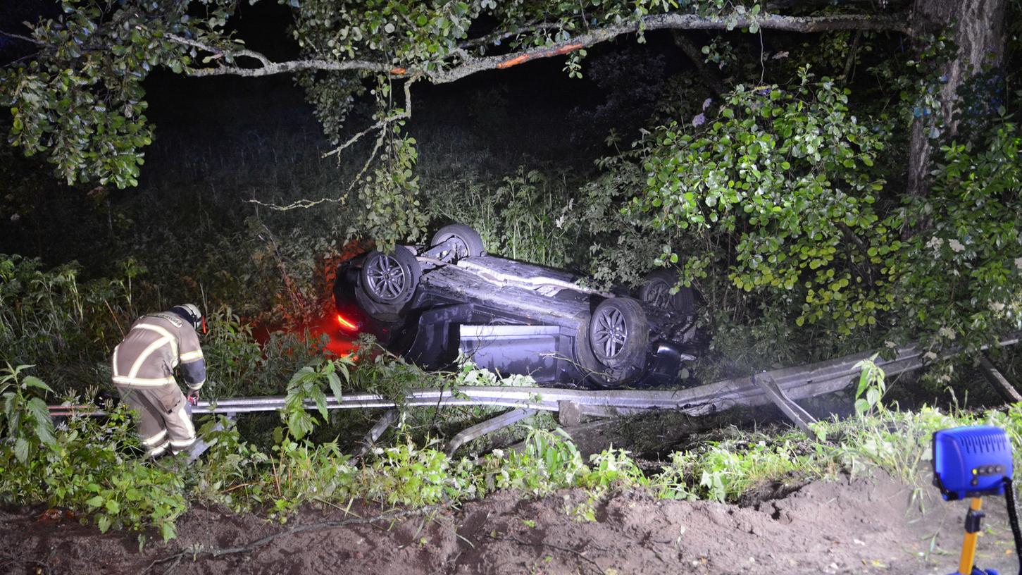Der Fahrer konnte sich selbst aus dem völlig zerstörten Wagen befreien.
Der Fahrer konnte sich selbst aus dem völlig zerstörten Wagen befreien.