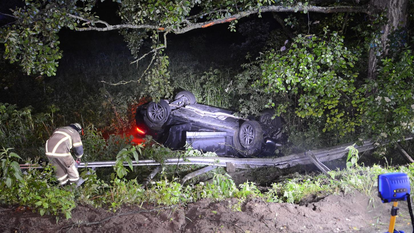 Der Fahrer konnte sich selbst aus dem völlig zerstörten Wagen befreien. 