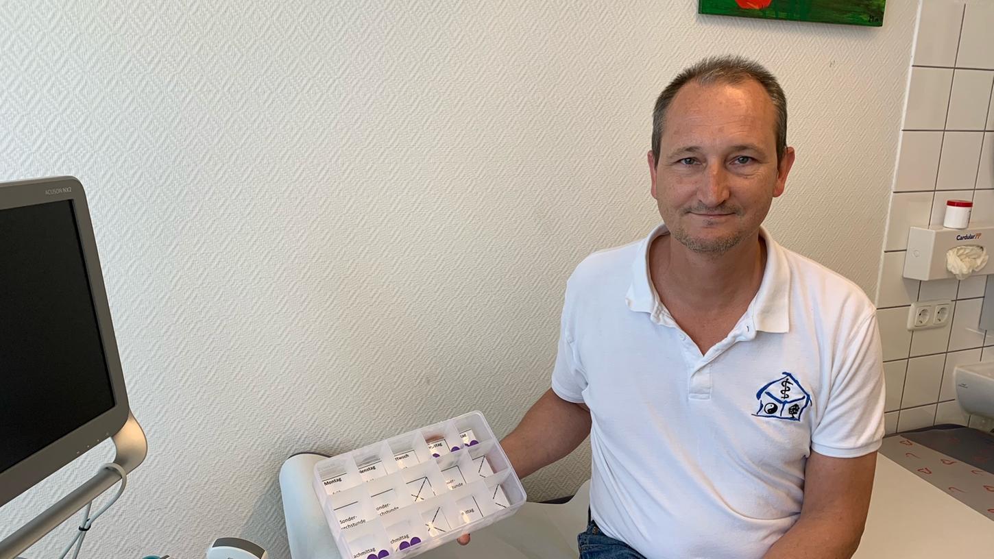 Nur noch acht Fläschchen Biontech im Kühlschrank: Für die Hausarztpraxen, sagt Dr. Marc Metzmacher, ist nicht das Impfen als solches das Problem, sondern der fehlende Impfstoff.
Nur noch acht Fläschchen Biontech im Kühlschrank: Für die Hausarztpraxen, sagt Dr. Marc Metzmacher, ist nicht das Impfen als solches das Problem, sondern der fehlende Impfstoff.