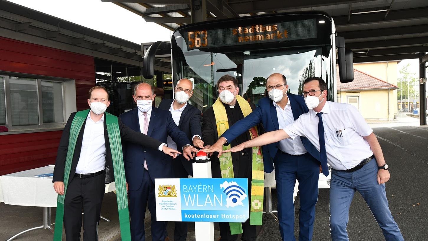 Finanzminister Albert Füracker, Landrat Willibald Gailler und Stadtwerke-Vorstand Dominique Kinzkofer drücken den Buzzer. Jetzt gibt es auch BayernWLAN im Bereich des Neumarkter Busbahnhofs. Finanzminister Albert Füracker, Landrat Willibald Gailler und Stadtwerke-Vorstand Dominique Kinzkofer drücken den Buzzer. Jetzt gibt es auch BayernWLAN im Bereich des Neumarkter Busbahnhofs.