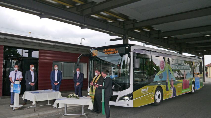 Die beiden Pfarrer Norbert Winner und Andreas Grell segneten den neuen Hybrid-Stadtbus der Stadtswerke. Die beiden Pfarrer Norbert Winner und Andreas Grell segneten den neuen Hybrid-Stadtbus der Stadtswerke.
