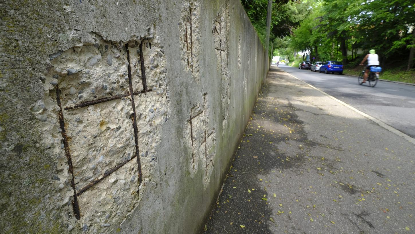 Die Stützmauer entlang des Burgstaller Wegs wird per Spritzbetonsanierung wieder in Ordnung gebracht. Gebaut werden soll vom 5. Juli bis in den Oktober, in dieser Zeit gilt eine Einbahnstraßenregelung.
Die Stützmauer entlang des Burgstaller Wegs wird per Spritzbetonsanierung wieder in Ordnung gebracht. Gebaut werden soll vom 5. Juli bis in den Oktober, in dieser Zeit gilt eine Einbahnstraßenregelung.
