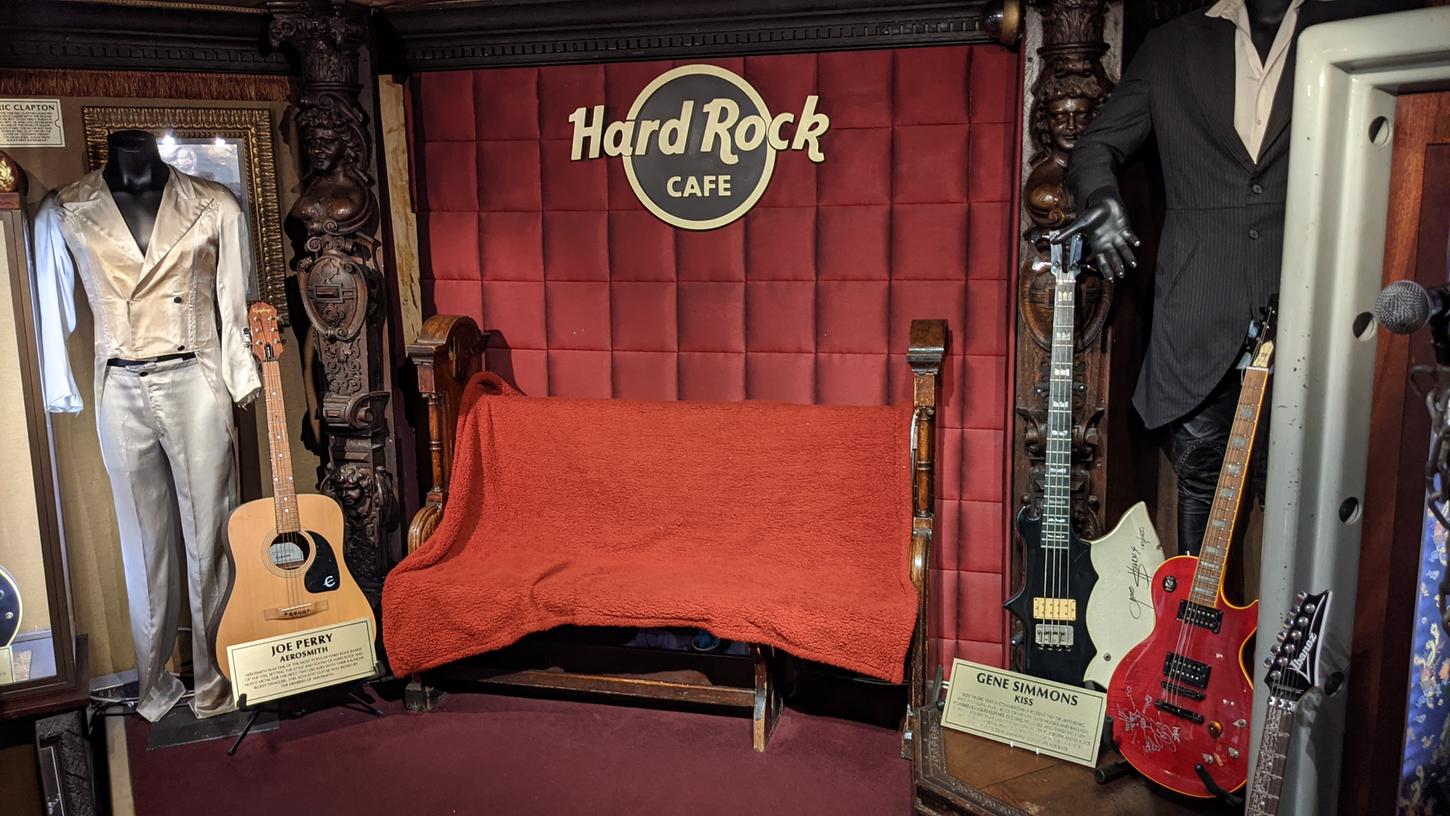 Eine Kirchenbank aus dem Nachlass von Jimi Hendrix steht im Keller des Hard Rock Cafe Shops im Museum in einem alten Banksafe. Saftige Hamburger auf dem Teller, berühmte Gitarren an den Wänden - dafür ist das Hard Rock Cafe weltbekannt.