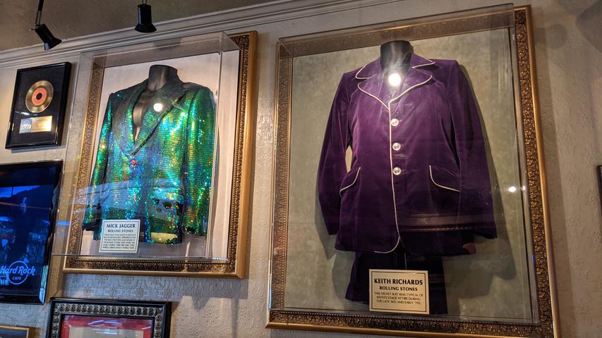 Ein purpurner Samtanzug von Rolling-Stones-Gitarrist Keith Richards im Londoner Hard Rock Cafe
