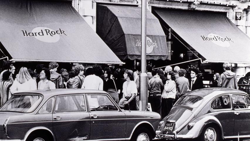 Kunden stehen vor dem Hard Rock Cafe Schlange