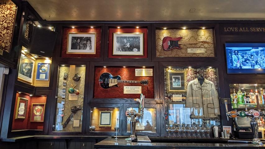 Die Gitarren von Eric Clapton (oben rechts) und Pete Townshend (Mitte) waren die ersten im Hard Rock Cafe London. Sie hängen noch immer.