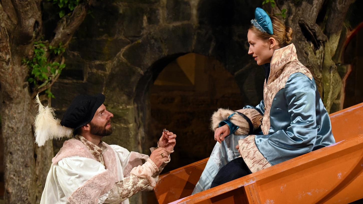 Ganz zum Schluss kommen sie doch noch zusammen: Lisa Ahorn als Helena und Joseph Reichelt als Bertram. Davor müssen sie, wie auch viele andere Schauspieler, die die Bühne dominierende Rutsche nach oben und unten begehen. Ganz zum Schluss kommen sie doch noch zusammen: Lisa Ahorn als Helena und Joseph Reichelt als Bertram. Davor müssen sie, wie auch viele andere Schauspieler, die die Bühne dominierende Rutsche nach oben und unten begehen.