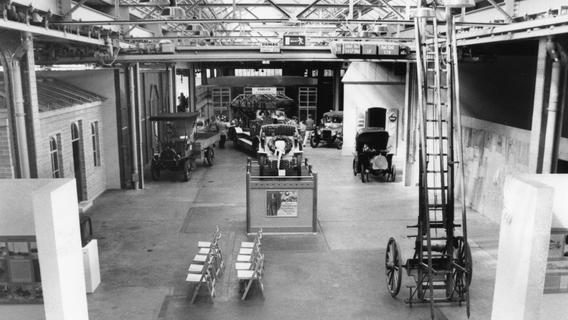 Technikgeschichte, Industriedesign und Alltagskultur sind Thema im Museum Industriekultur - hier ein Blick in die nach Art einer Dorfstraße angelegte Halle im Jahr 1993, fünf Jahre nach Eröffnung.
Technikgeschichte, Industriedesign und Alltagskultur sind Thema im Museum Industriekultur - hier ein Blick in die nach Art einer Dorfstraße angelegte Halle im Jahr 1993, fünf Jahre nach Eröffnung.