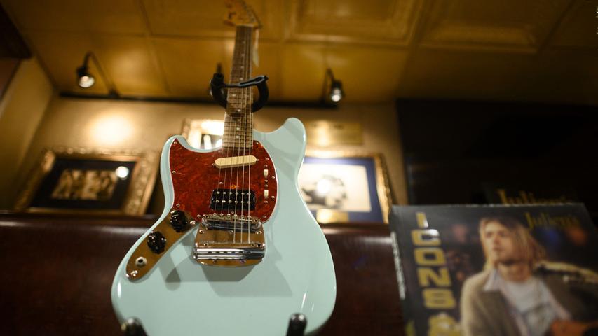 Kurt Cobains maßgefertigte Fender Mustang-Gitarre für Linkshänder, die er während der In Utero-Tour von Nirvana verwendet hat, ist im Hard Rock Cafe in New York City ausgestellt