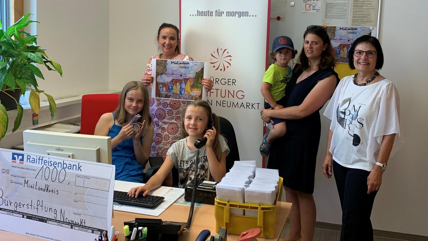 Susanne Niebler (Jugendamt), Alexandra Hiereth mit Sohn Anton, Vera Finn (Bürgerstiftung), Theresa Niebler und Lilly Illing freuen sich schon auf den MiniLandkreis, der in den ersten beiden Ferienwochen stattfinden wird, und üben schon mal mit Büroarbeiten in der Bürgerstiftung.
Susanne Niebler (Jugendamt), Alexandra Hiereth mit Sohn Anton, Vera Finn (Bürgerstiftung), Theresa Niebler und Lilly Illing freuen sich schon auf den MiniLandkreis, der in den ersten beiden Ferienwochen stattfinden wird, und üben schon mal mit Büroarbeiten in der Bürgerstiftung.